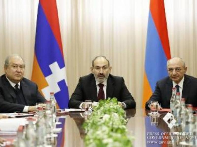 «Հրապարակ». Փաշինյանը պնդել էր, որ սեղանի գլխին ինքը միայնակ նստի. ղարաբաղյան կողմն ընդվզել էր