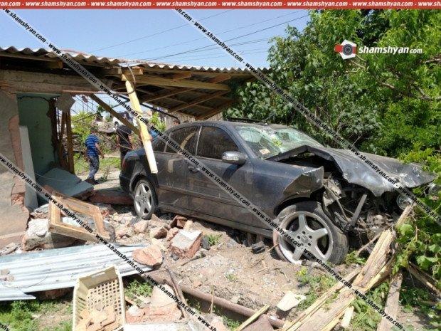 Կասկադյորական վթար Արմավիրի մարզում. Mercedes-ը մխրճվել է տան մեջ՝ փլուզելով պատերն ու առաստաղը. կա վիրավոր (ֆոտո)