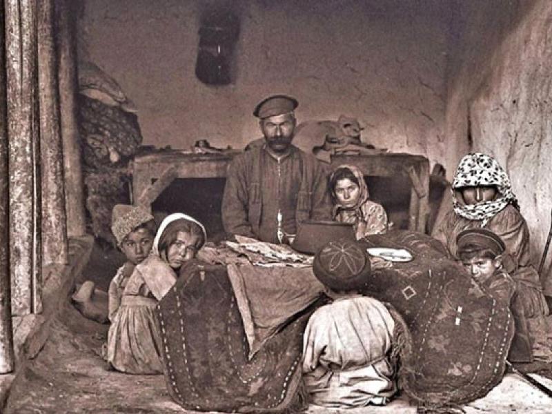 «Քուրսիի շուրջ նստած հայ ընտանիք. արխիվային լուսանկար». Ռուբեն Շուխյան