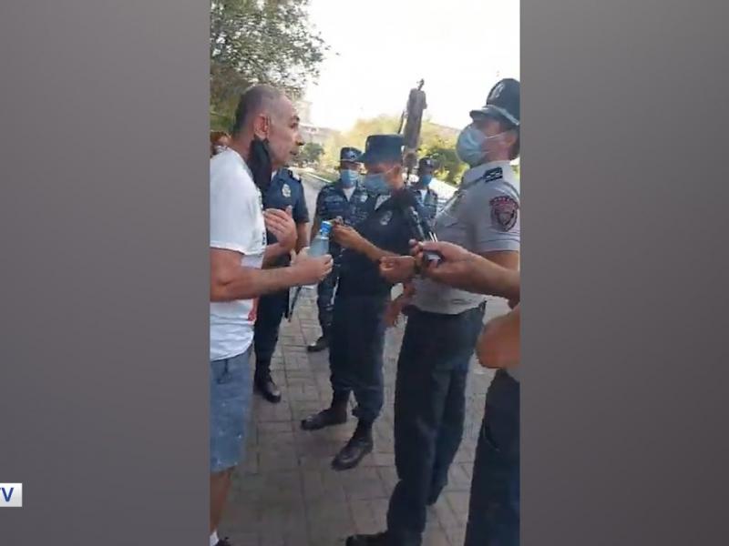 Ոստիկանները հացադուլ անող Իսրայել Հակոբկոխյանի նկատմամբ դիմակ չկրելու համար արձանագրություն կազմեցին