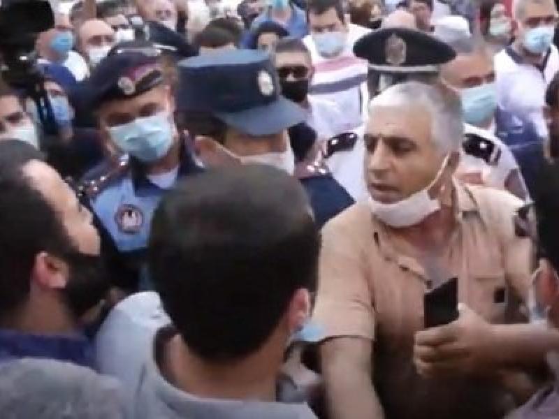 Դատարանի բակից, որտեղ Ծառուկյանի կալանքի հարցի քննությունն է ընթանում, բռնի ուժով քաղաքացիներ են բերման ենթարկվում