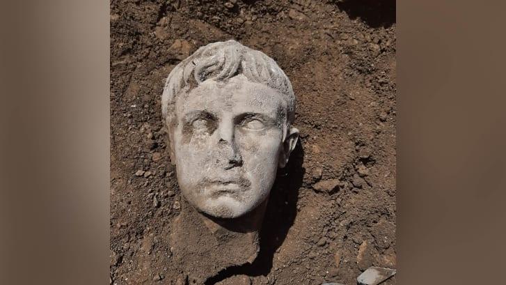 Իտալիայում հայտնաբերվել է Հռոմի առաջին կայսեր արձանի` մոտ 2000-ամյա մարմարե գլուխը (լուսանկար)
